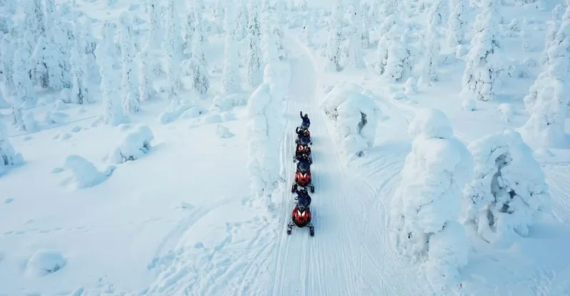 Snowmobile tours in Levi